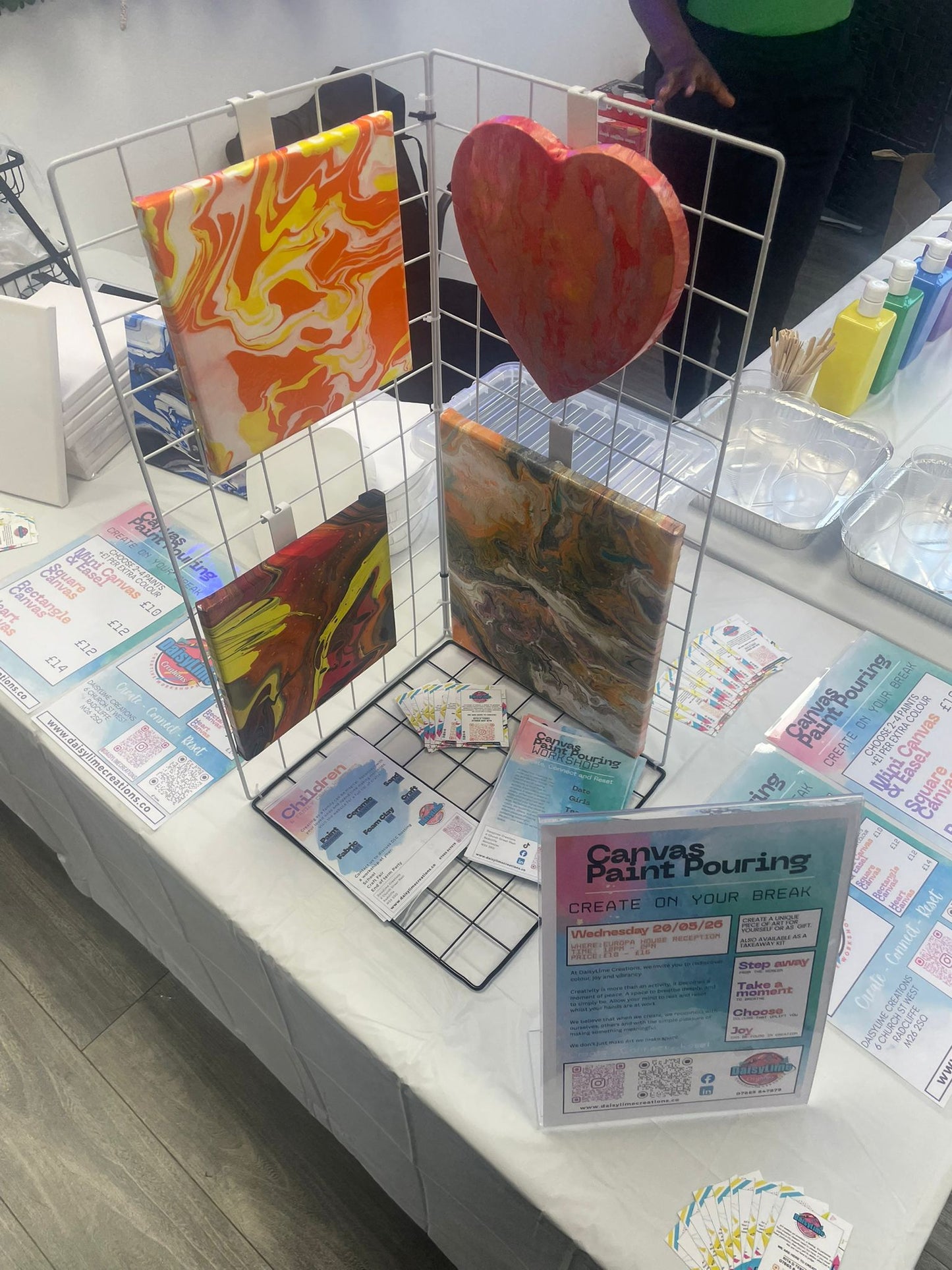 CANVAS PAINT POURING