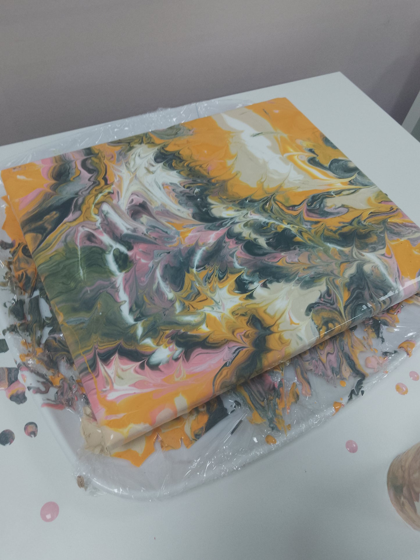 CANVAS PAINT POURING
