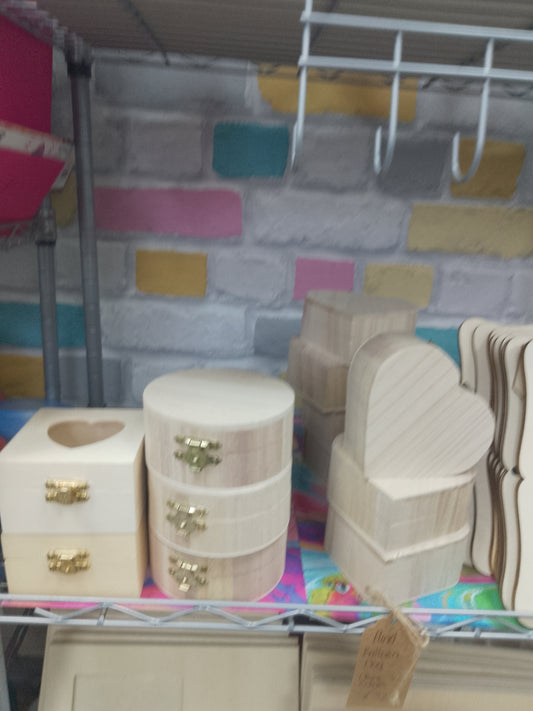 CHILDRENS WOODEN KEEPSAKE BOX DECORATING